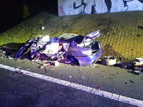 V havarovaném voze na dálnici D8 nedaleko Mnetěše zahynuli dva lidé