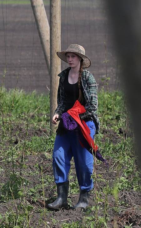 Společnosti Chmel Polepská Blata přijelo se zaváděním pomoci na 80 žáků ze SOŠ veterinární z  Kroměříže.