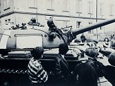 Rok 1968 v Litoměřicích, pohled na okupační vojsko u Tyršova mostu
