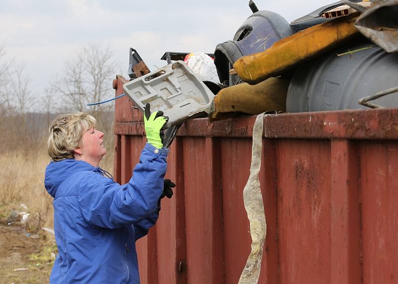 DOBROVOLNÍCI při brigádě vytřídili hlavně pneumatiky a odpad, který lze recyklovat.