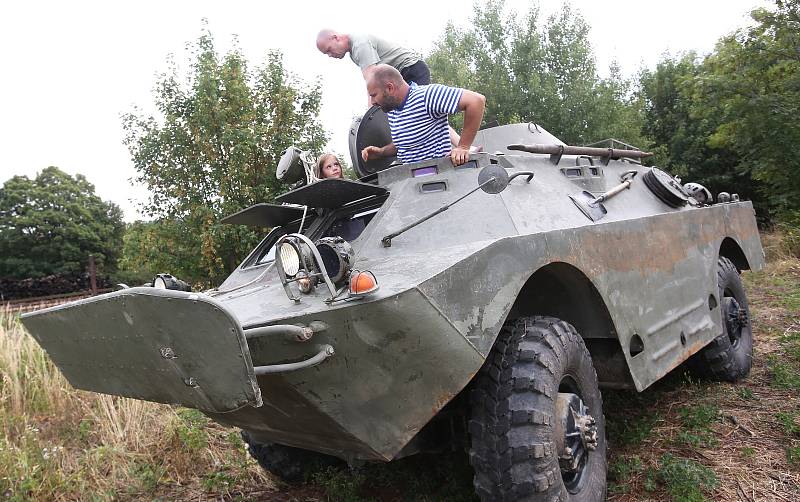 Lidé se kochali vojenskou technikou na jezeře.