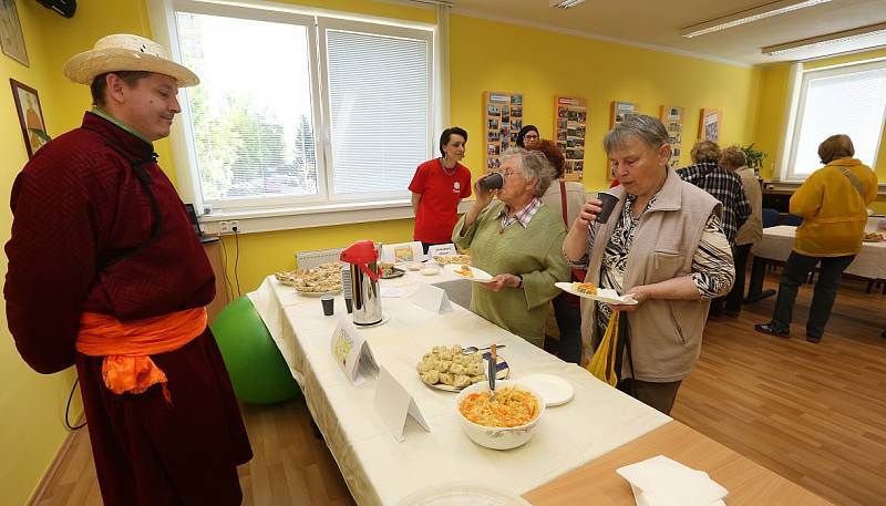 OCHUTNÁVKA. Pracovníci Diecézní charity Litoměřice byli v pátek hostiteli seniorů. Seznámili je se zvyky a kuchyní obyvatel,kteří nepocházejí z Česka, ale mezi námi žijí. 