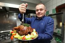 V Nučnickém motorestu u Milana Tintěry začínají nabízet Svatomartinskou husu.