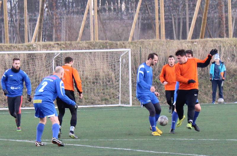 Roudnice (v modrém) porazila Křešice 6:2.