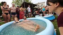 Lidé se koupou v bazénku s ledem na akci Allfest 2019 v Litoměřicích