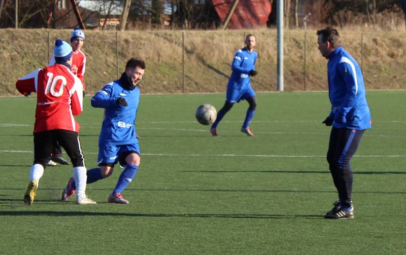 V přípravném duelu porazili fotbalisté Roudnice (v modrém) vysoko Libochovice.