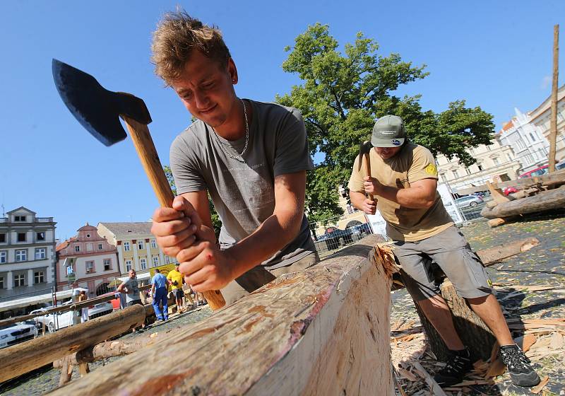 Dřevo pro Kalich opracovávají řemeslníci v Litoměřicích pod drobnohledem.