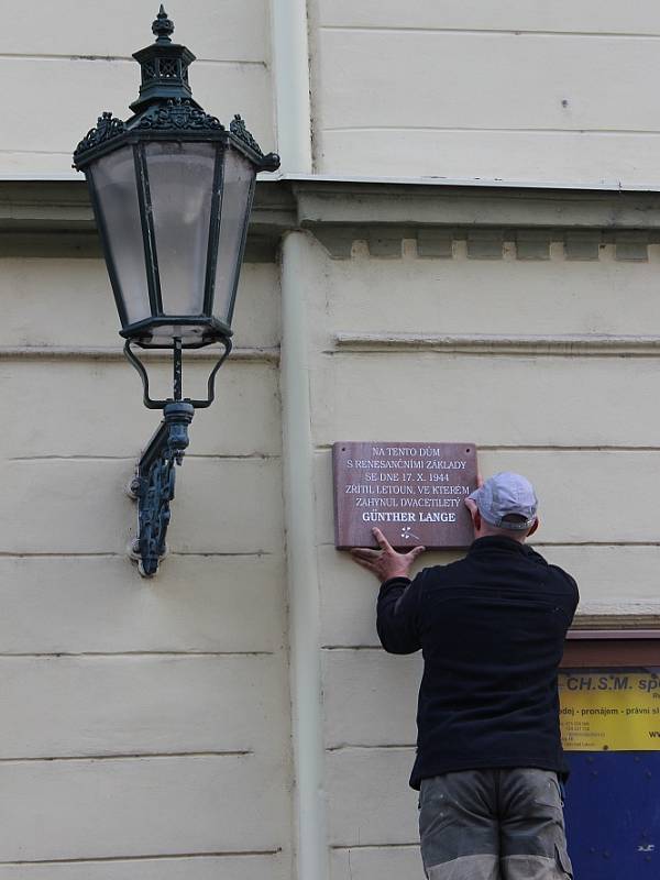 DESKU do Michalské ulice instalovali Tomáš Rotbauer a Pavel Malý.