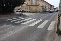 Policisté šetří okolnosti dopravní nehody u litoměřické umělecké školy.