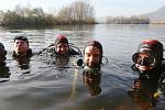 Potápěči zamykali a uklízeli jezero v Píšťanech