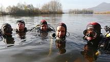 Potápěči zamykali a uklízeli jezero v Píšťanech