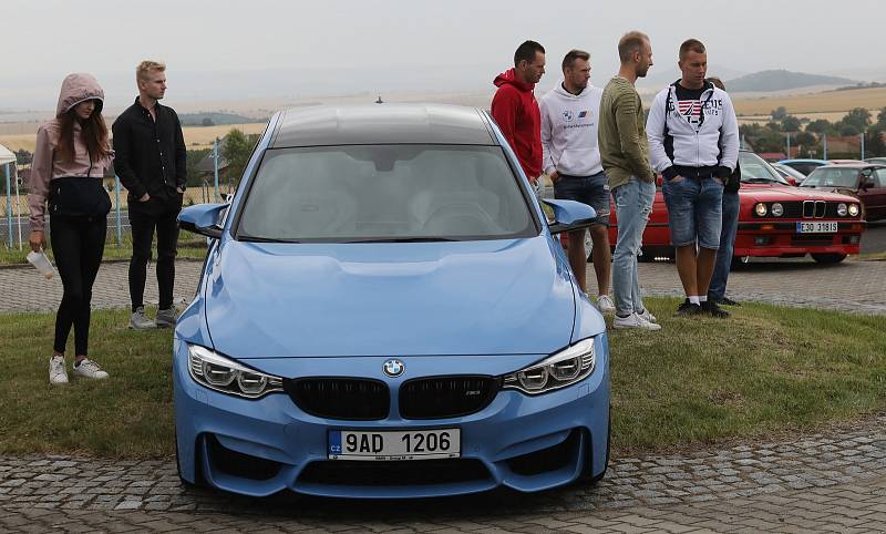 Sraz krásných a silných aut BMW se uskutečnil v sobotu v autobazaru Reinhart u Podsedic na Litoměřicku.