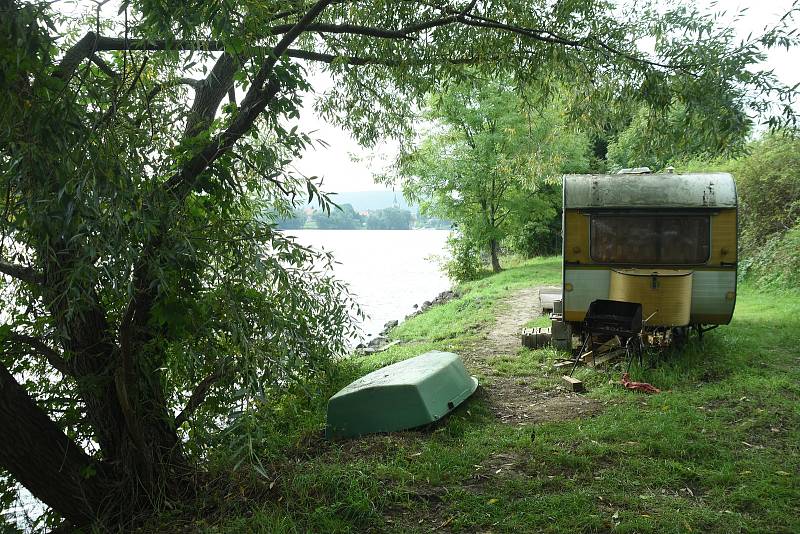 Soukromé kempingové místo na pozemku patřící lovosické farnosti.