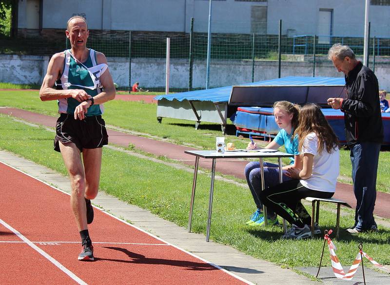 Téměř devět desítek atletů všech věkových kategorií se za krásného jarního počasí zúčastnilo v sobotu už 58. ročníku přespolního běhu Říp - Roudnice a Roudnice - Říp - Roudnice. Traťové rekordy na hlavních tratích překonány ani tentokrát nebyly. Na 15 200