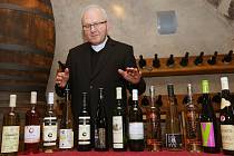 Biskup Jan Baxant požehnal Svatomartinské víno 2017 v degustační místnosti gotického hradu v Litoměřicích.