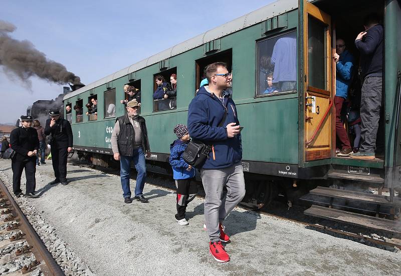 Na Velký pátek zahájila Švestková dráha provoz v nové turistické sezoně 2018. Na trať vyjel vlak tažený lokomotivou 354.195 z muzea ČD Lužná u Rakovníka přezdívanou Všudybylka.