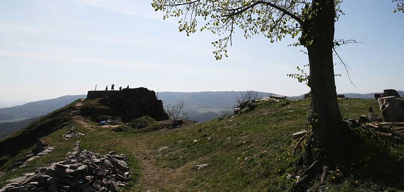 Zřícenina středověkého hradu Kalich u Třebušína na Litoměřicku