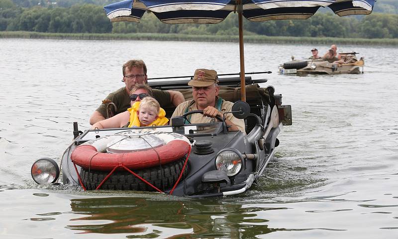 Lidé se kochali vojenskou technikou na jezeře.