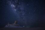 Zářící meteor v době prolétajícího roje Perseid. Foceno v Bílé poušti v Egyptě.