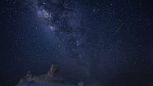 Zářící meteor v době prolétajícího roje Perseid. Foceno v Bílé poušti v Egyptě.