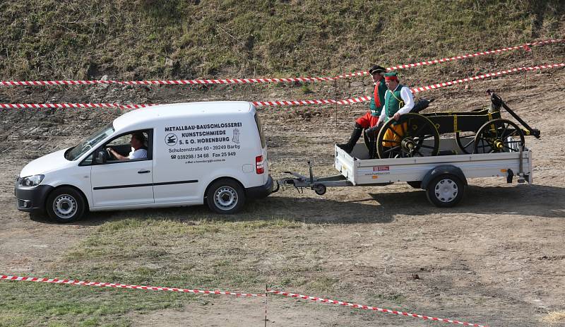 Průběh sobotních Josefínských slavností v Terezíně - od příprav po odpolední a večerní bitvu