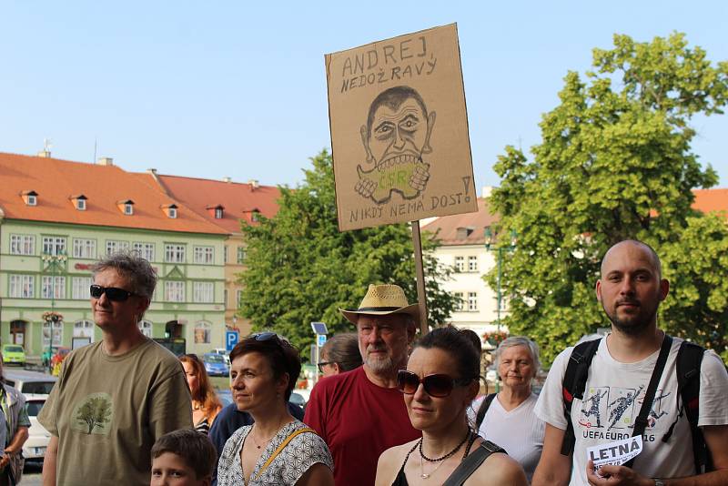 Lidé v Litoměřicích protestují proti Babišovi v úterý 11. června.