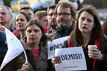Téměř dvě stovky občanů Litoměřic vyjádřily na svolané demonstraci v pondělí v podvečer na Mírovém náměstí nespokojenost s vládou premiéra Babiše a ministryní spravedlnosti Benešovou.