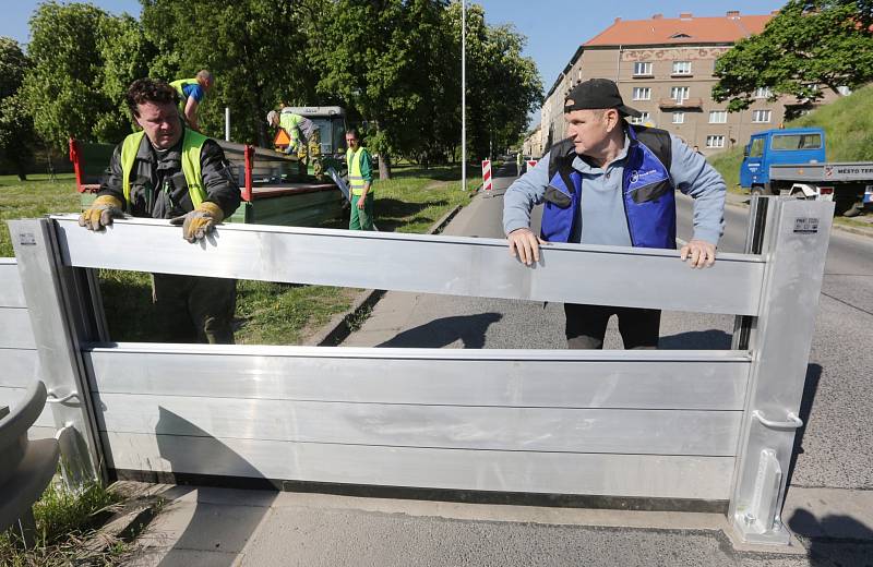 Terezínští dobrovolní hasiči a zaměstnanci města stavěli cvičně mobilní protipovodňovou hráz.