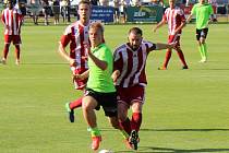 Třetiligový nováček z Brozan (v červenobílém) nestačil ve druhém kole poháru na druholigovou Viktorii Žižkov, které doma podlehl 0:4.