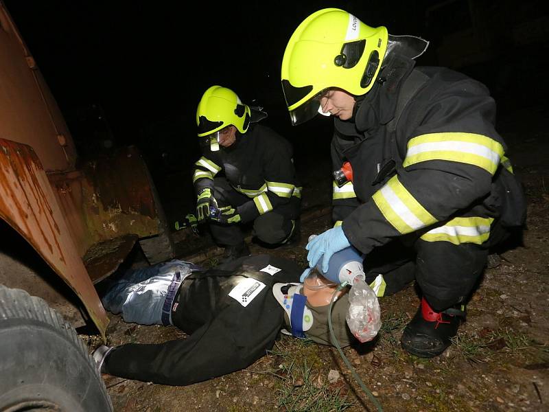 Prověřovací hasičské cvičení s zaklíněným člověkem