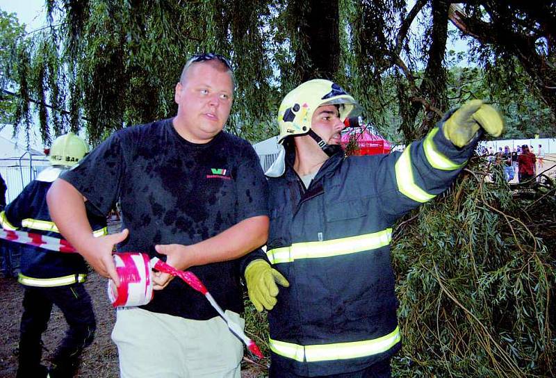 Hasiči s policisty museli po vichřici kvůli bezpečnosti uzavřít prostory u jednoho z podií, poblíž nějž napadaly větve