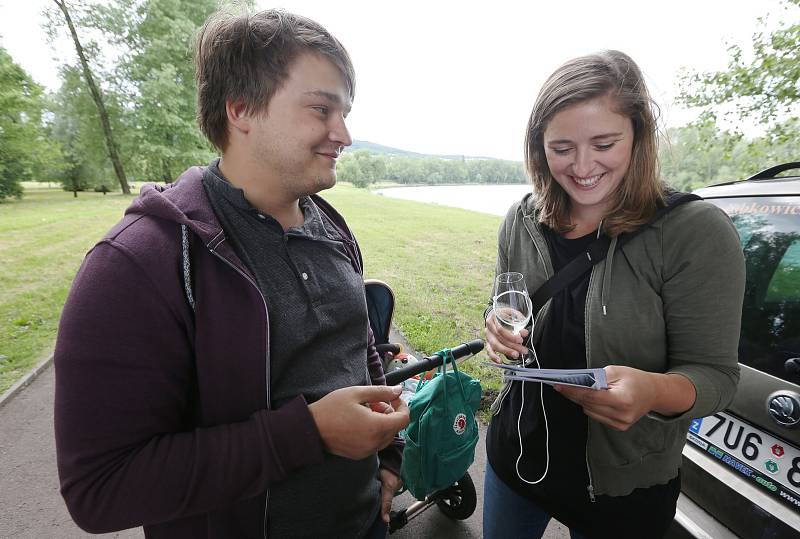 Stovky milovníků vína vyrazily v sobotu odpoledne na tradiční ochutnávku vín místních vinařů okolo řeky Labe.