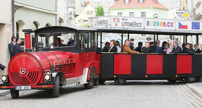 Ministři dopravy EU se v Litoměřicích svezli výletním vláčkem.