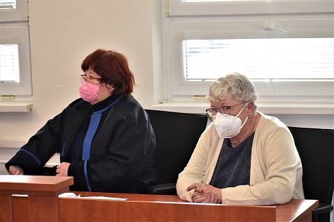 Eva Štíbrová (vpravo) s advokátkou Lenkou Mrázkovou u soudu na archivním snímku.
