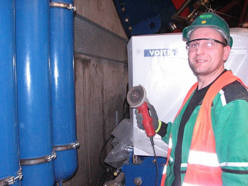 Pro laika je pohled do nitra elektrárny, kam se brzy začnou montovat dvě třílopatkové turbíny a převodovky, něčím výjimečným. Po odstranění ochranné stěny budou zprovozněny dva rybí přechody, balvanitý je v Česku dosud jediným. 