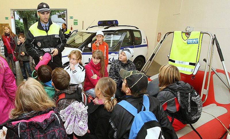 Na středeční dopoledne si policistky preventivně informační skupiny Územního odboru PČR Litoměřice pozvaly na výstaviště v Litoměřicích na 300 páťáků ze základních škol. 