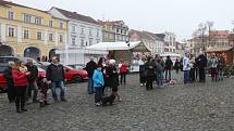 ŠTĚDRODENNÍ ZPÍVÁNÍ sboru Cantica Bohemica na náměstí v Litoměřicích.