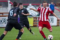 Fotbalisté Brozan (v pruhovaném) porazili v divizním duelu Chomutov 3:1.