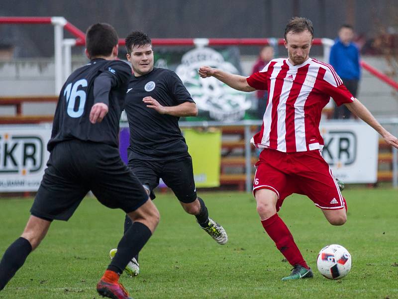 Fotbalisté Brozan (v pruhovaném) porazili v divizním duelu Chomutov 3:1.