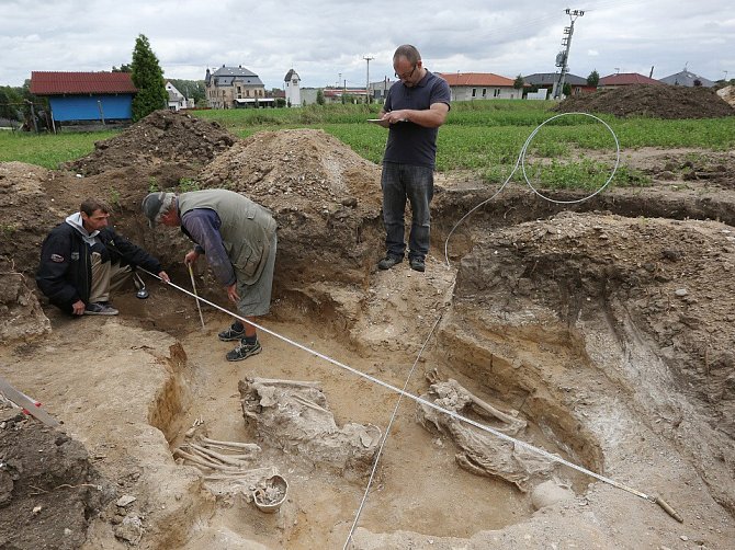 V Hrobcích našli tři kostry