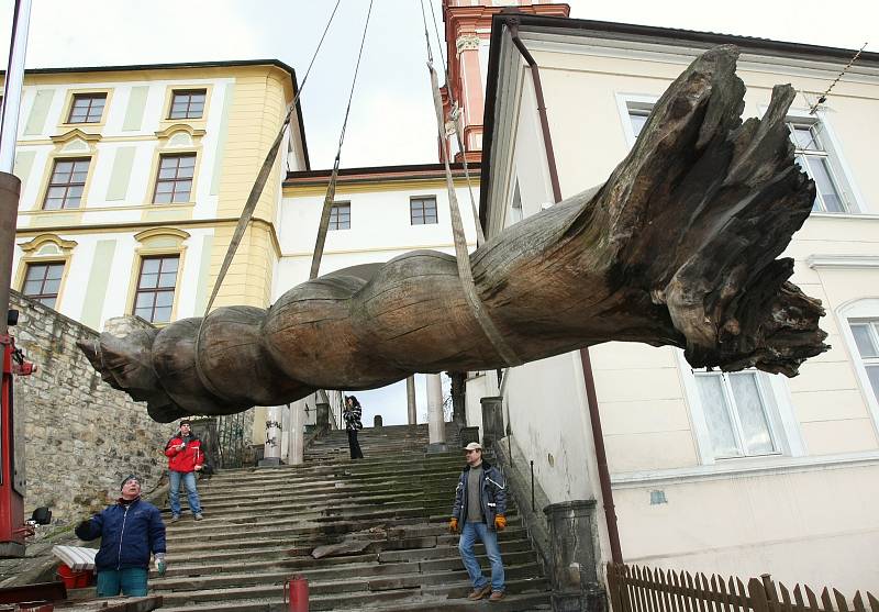 Dřevěná skulptura, která byla v březnu 2010 odstraněna z Jezuitských schodů v Litoměřicích nakonec skončila na soukromém pozemku místní firmy.