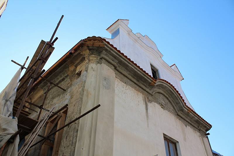 Hrozilo, že spadne. Nyní se synagoga v Budyni nad Ohří dočká kompletní opravy.