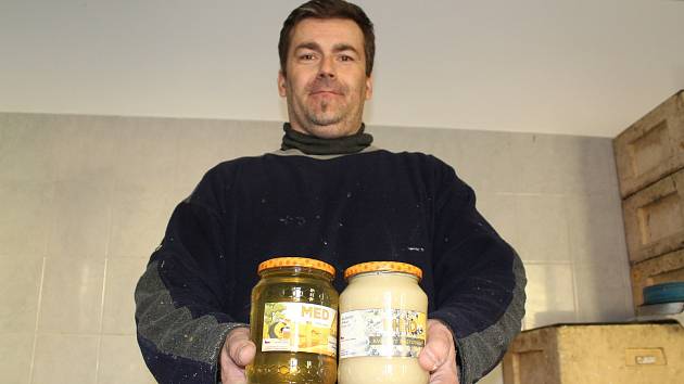 Včelař Jiří Musil převzal včelaření po svém otci Petrovi Musilovi.