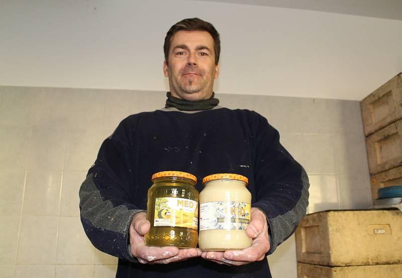 Včelař Jiří Musil převzal včelaření po svém otci Petrovi Musilovi.