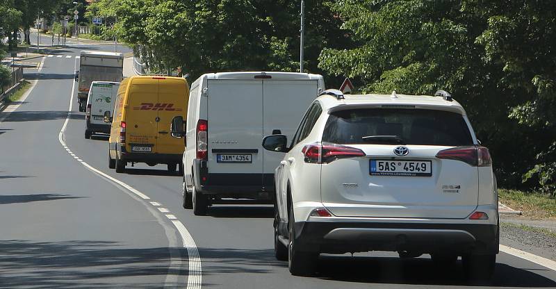 Opravy části dálnice u obce Nová Ves způsobují na Litoměřicku dopravní problémy. Houstne doprava v obcích, kde vede stará silnice E55.