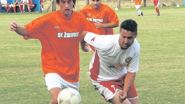 KLIDNÝ STŘED. Ve středu tabulky se pohybují fotbalisté SK Židovice (vlevo) a Sokola Dušníky/Přestavlky. Dušničtí mají dokonce nejpevnější obranu v soutěži. 