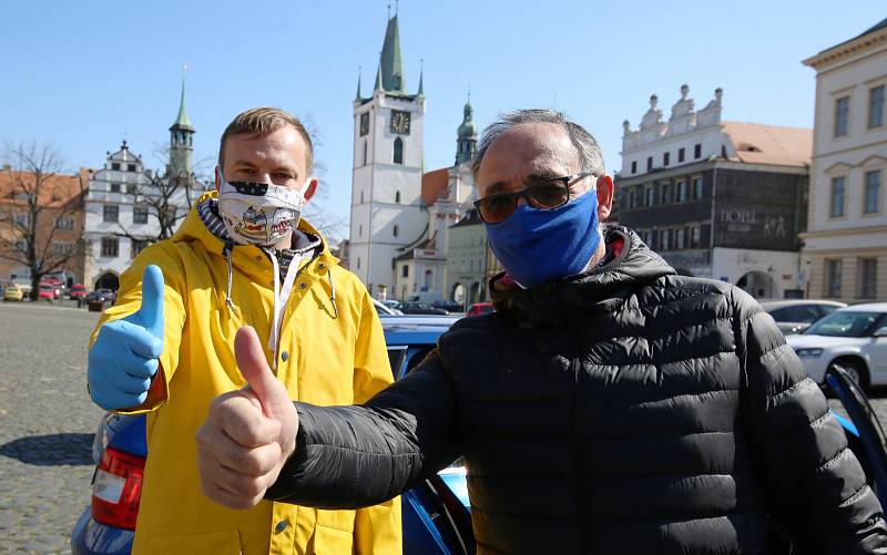 Na náměstí v Litoměřicích si zazpívali společně proti koronaviru Zbyněk Pěnka, předseda Okresní hospodářské komory, a místostarosta města Lukas Wünsch.