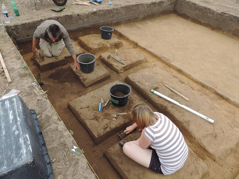 Archeologové a jejich výzkum u Hrdel a Dolánek 
