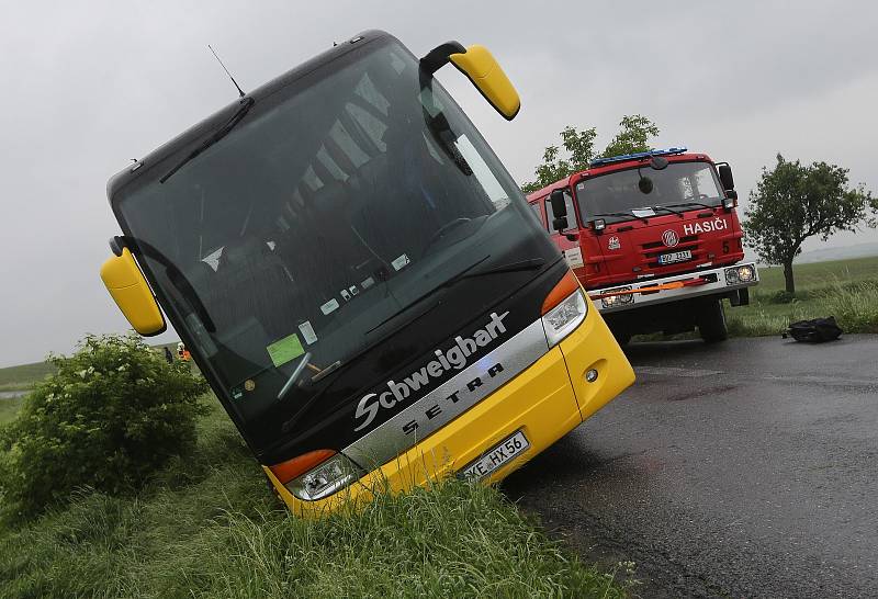 Nehoda autobusu u Roudnice nad Labem.