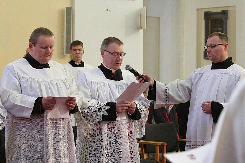 V katedrále sv. Štěpána bylo slavnostně uvedeno do funkce deset nově jmenovaných kanovníků místní kapituly.